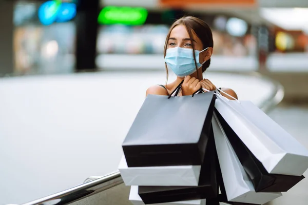 Mujer Compras Mujer Joven Con Máscara Médica Estéril Protectora Cara — Foto de Stock