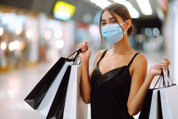 Mujer Compras Mujer Joven Con Máscara Médica Estéril Protectora Cara — Foto de Stock