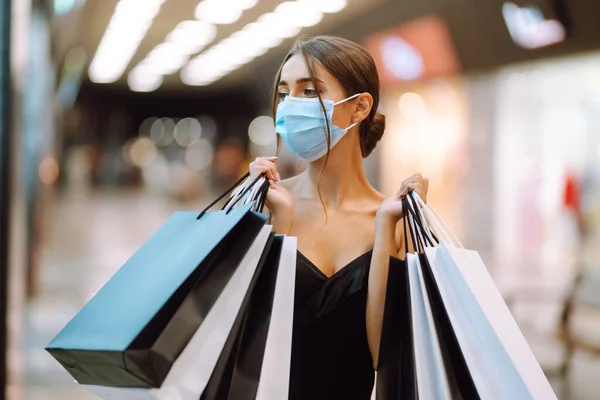 Alışveriş Yapan Bir Kadın Alışveriş Merkezinde Yüzünde Alışveriş Torbalarıyla Koruyucu — Stok fotoğraf