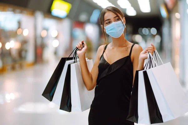 Een Vrouw Winkel Jonge Vrouw Beschermende Steriele Medische Masker Haar — Stockfoto