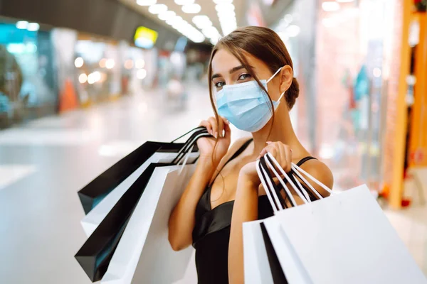 Mujer Compras Mujer Joven Con Máscara Médica Estéril Protectora Cara — Foto de Stock