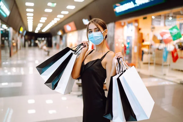 Una Donna Che Shopping Giovane Donna Maschera Medica Sterile Protettiva — Foto Stock