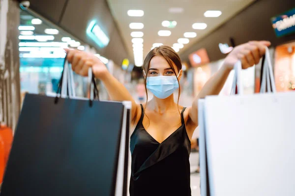 Egy Vásárol Egy Fiatal Védekező Steril Orvosi Maszkban Arcán Bevásárlószatyrokkal — Stock Fotó