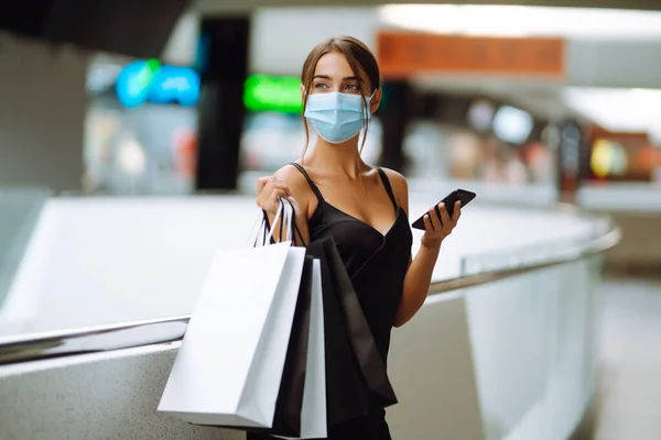 Alışveriş Merkezinde Alışveriş Torbalarıyla Koruyucu Tıbbi Maske Takan Şık Bir — Stok fotoğraf