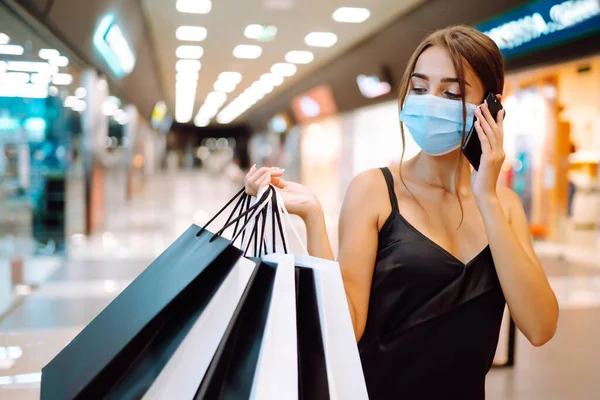 Mujer Moda Con Máscara Médica Protectora Con Bolsas Compras Centro — Foto de Stock