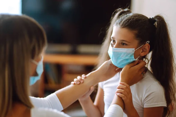 어머니는 딸에게 의료용 마스크를 바이러스 전염병 전염병 구역에서의 전염병으로부터 합니다 — 스톡 사진