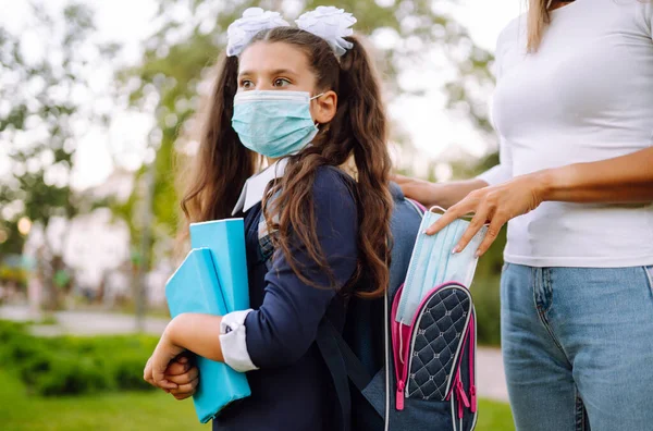 Die Junge Mutter Steckt Einer Schülerin Eine Sterile Schutzmaske Den — Stockfoto