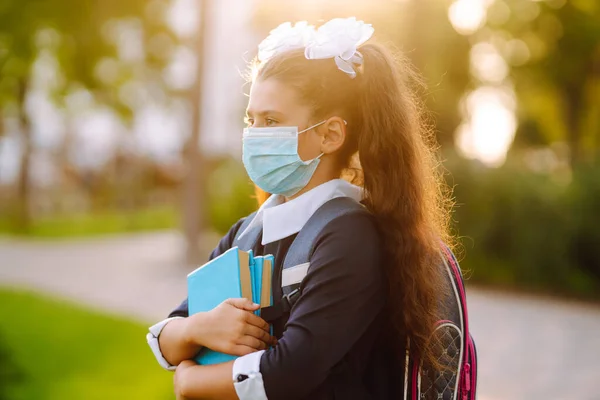 Retrato Aluno Moderno Com Livros Estudante Usando Máscara Facial Médica — Fotografia de Stock