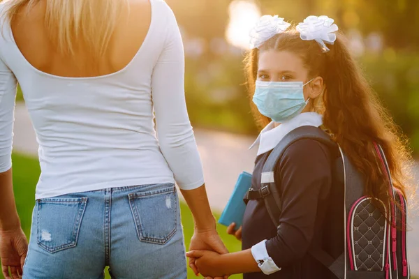 Kleines Mädchen Und Mutter Medizinischer Maske Während Covid Bei Sonnenuntergang — Stockfoto