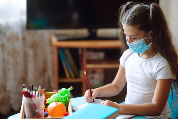 Studieren Hause Kleines Mädchen Medizinischer Maske Macht Ihre Hausaufgaben Während — Stockfoto