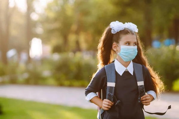 Retrato Alumno Moderno Atardecer Parque Colegiala Con Mascarilla Médica Para — Foto de Stock