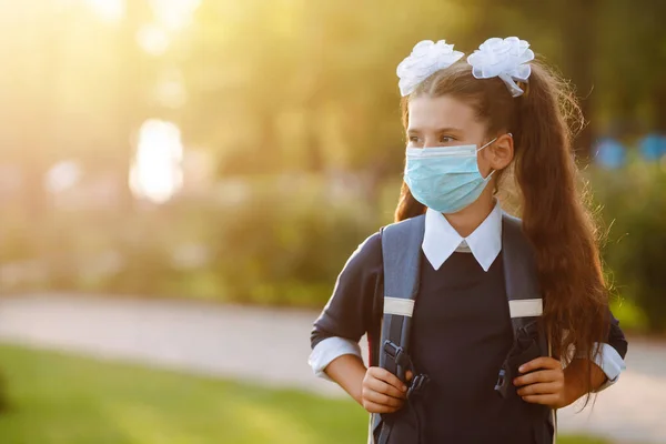 Retrato Alumno Moderno Atardecer Parque Colegiala Con Mascarilla Médica Para — Foto de Stock