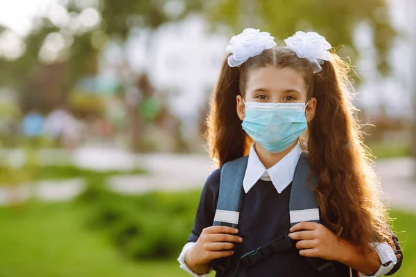 Retrato Alumno Moderno Atardecer Parque Colegiala Con Mascarilla Médica Para — Foto de Stock