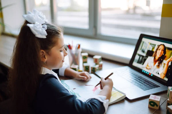 Aprendizaje Remoto Línea Chica Escuela Con Computadora Que Tiene Video — Foto de Stock