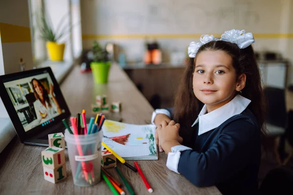 Bilgisayarlı liseli kız öğretmenle görüntülü konuşma yapıyor. Karantina ve koronavirüs salgını sırasında evde eğitim. Covid 2019.