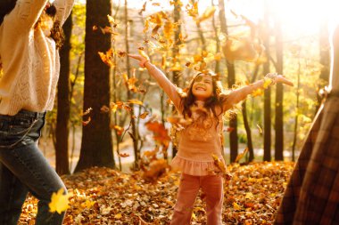 Güzel bir çift lezbiyen kız evlatlık kızlarıyla sonbahar ormanında eğleniyor. Genç homoseksüel aile kızıyla oynuyor.. 