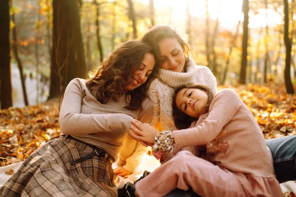 Piękna Para Lesbijek Bawiących Się Jesiennym Lesie Swoją Adoptowaną Nastoletnią — Zdjęcie stockowe
