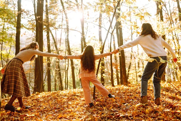 Güzel Bir Çift Lezbiyen Kız Evlatlık Kızlarıyla Sonbahar Ormanında Eğleniyor — Stok fotoğraf