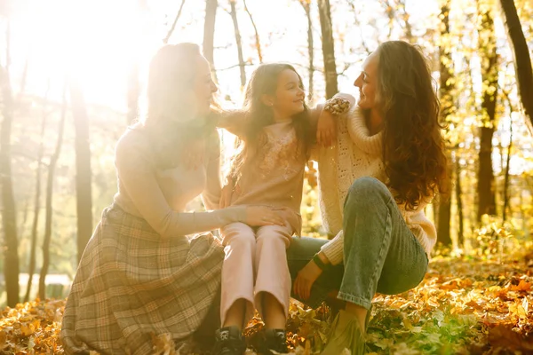 Piękna Para Lesbijek Bawiących Się Jesiennym Lesie Swoją Adoptowaną Nastoletnią — Zdjęcie stockowe