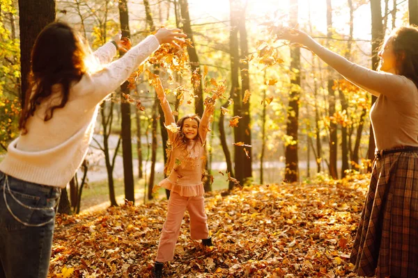 Güzel bir çift lezbiyen kız evlatlık kızlarıyla sonbahar ormanında eğleniyor. Genç homoseksüel aile kızıyla oynuyor.. 