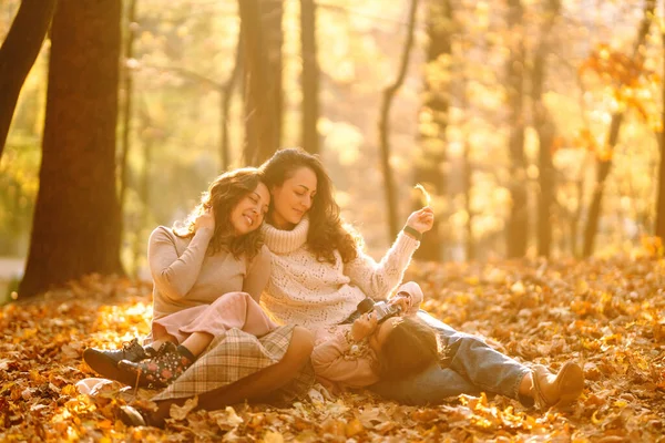Piękna Para Lesbijek Bawiących Się Jesiennym Lesie Kamerą Retro Młoda — Zdjęcie stockowe