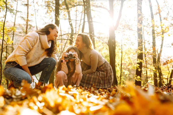 Belo Casal Senhoras Lésbicas Divertindo Floresta Outono Com Câmera Retro — Fotografia de Stock