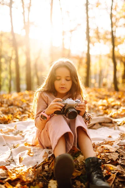 Uma Menina Divertindo Floresta Outono Com Câmera Retro Criança Feliz — Fotografia de Stock