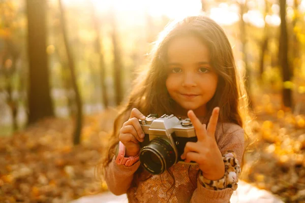 Uma Menina Divertindo Floresta Outono Com Câmera Retro Criança Feliz — Fotografia de Stock