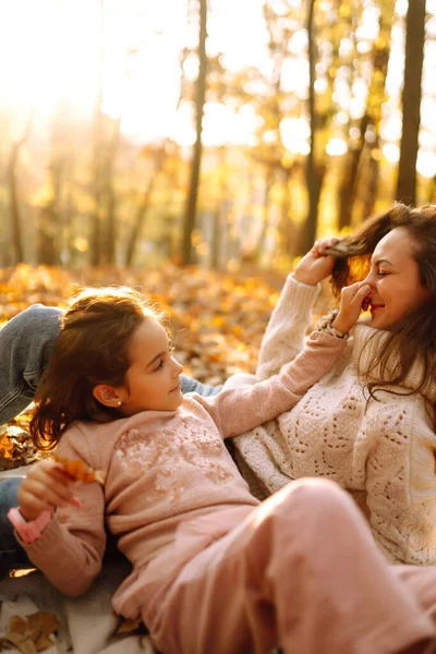 Stylish Young Mother Daughter Walking Autumn Forest Sunset Mother Daughter — Stock Photo, Image