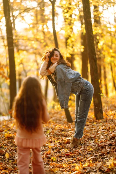Elegante Jovem Mãe Filha Andando Floresta Outono Pôr Sol Mãe — Fotografia de Stock