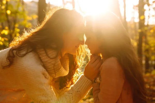 Elegante Jovem Mãe Filha Andando Floresta Outono Pôr Sol Mãe — Fotografia de Stock