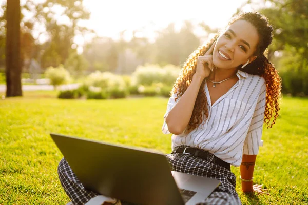 Jovem Mulher Sentada Grama Verde Com Laptop Mulher Feliz Estudante — Fotografia de Stock