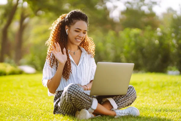 Young Woman Sitting Green Grass Laptop Happy Woman Student Wireless — Stock Photo, Image