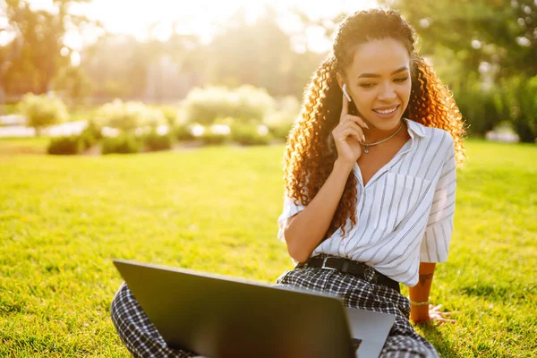 Mujer Joven Sentada Sobre Hierba Verde Con Portátil Mujer Feliz —  Fotos de Stock