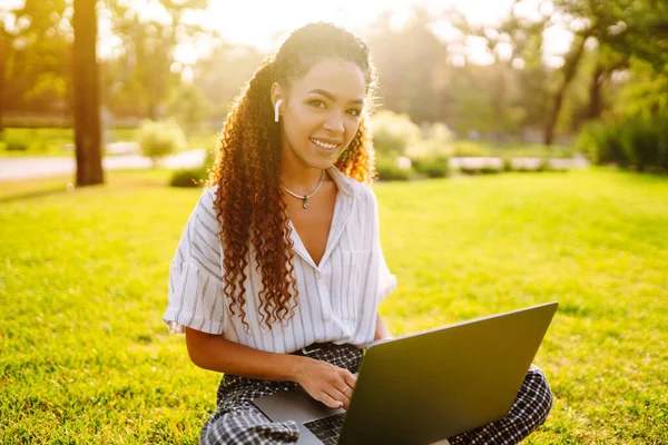 Retrato Una Hermosa Joven Sentada Sobre Hierba Verde Parque Con —  Fotos de Stock