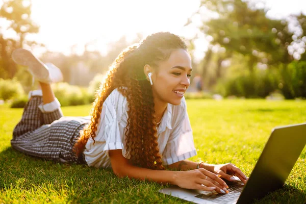 Retrato Una Hermosa Joven Sentada Sobre Hierba Verde Parque Con —  Fotos de Stock