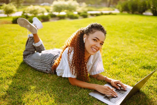 Retrato Una Hermosa Joven Sentada Sobre Hierba Verde Parque Con —  Fotos de Stock