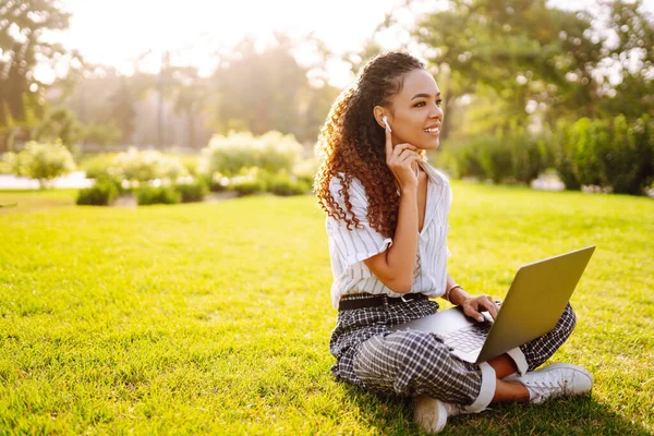 Retrato Una Hermosa Joven Sentada Sobre Hierba Verde Parque Con —  Fotos de Stock