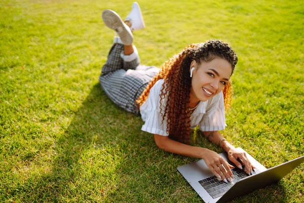 Retrato Una Hermosa Joven Sentada Sobre Hierba Verde Parque Con —  Fotos de Stock