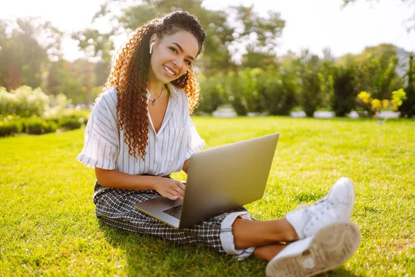 Portrait Pretty Young Woman Sitting Green Grass Park Laptop Happy — Stock Photo, Image