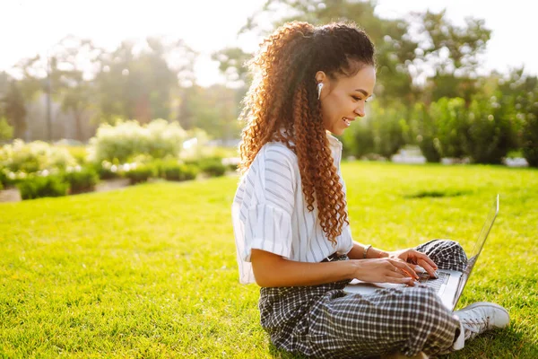 Portrait Pretty Young Woman Sitting Green Grass Park Laptop Happy — Stock Photo, Image