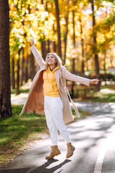 Mulher Outono Jovem Feliz Divertindo Parque Outono Conceito Humor Outono — Fotografia de Stock