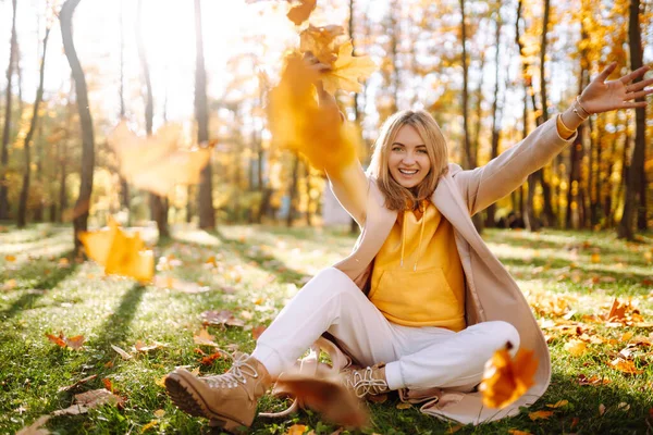 Szczęśliwa Młoda Kobieta Bawiąca Się Bawiąca Jesiennymi Żółtymi Liśćmi Jesiennym — Zdjęcie stockowe