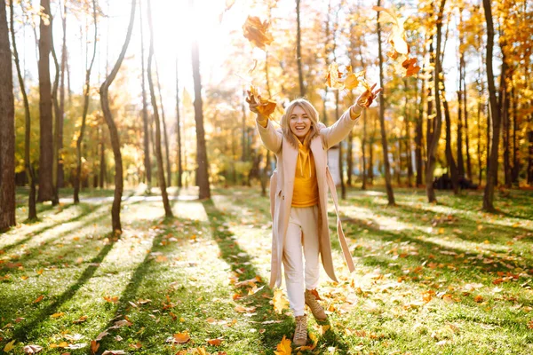 Happy Young Woman Having Fun Playing Autumn Yellow Leaves Autumn — Stock Photo, Image