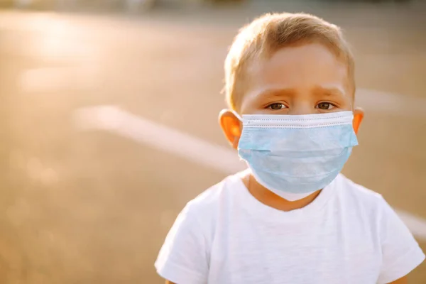 Niño Con Mascarilla Médica Ciudad Protección Contra Virus Enfermedades Covid — Foto de Stock