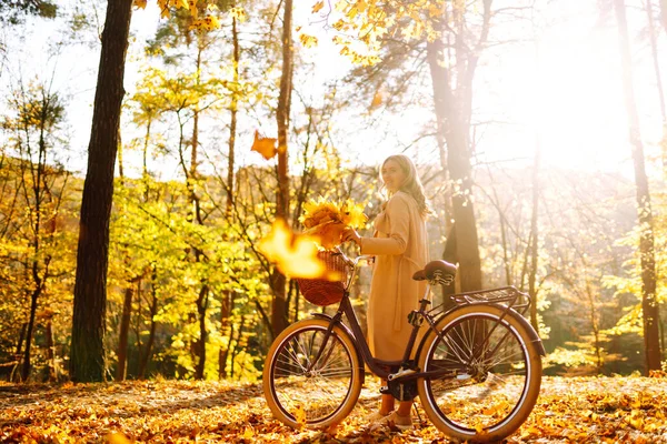 Mulher Outono Parque Outono Jovem Feliz Posando Com Bicicleta Floresta — Fotografia de Stock