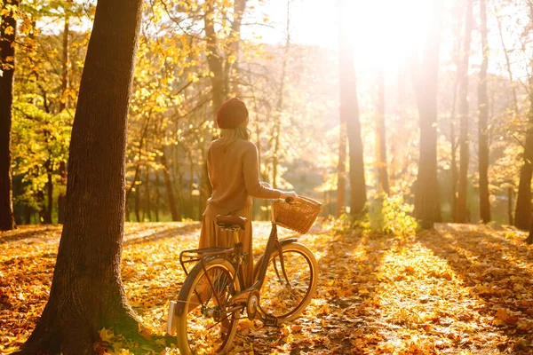 Mujer Otoño Parque Otoño Mujer Joven Feliz Posando Con Bicicleta —  Fotos de Stock