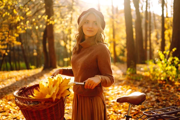 Mujer Otoño Parque Otoño Mujer Joven Feliz Posando Con Bicicleta —  Fotos de Stock