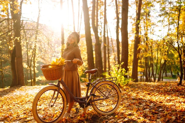 Φθινοπωρινή Γυναίκα Στο Πάρκο Ευτυχισμένη Νεαρή Γυναίκα Ποζάρουν Ποδήλατο Στο — Φωτογραφία Αρχείου