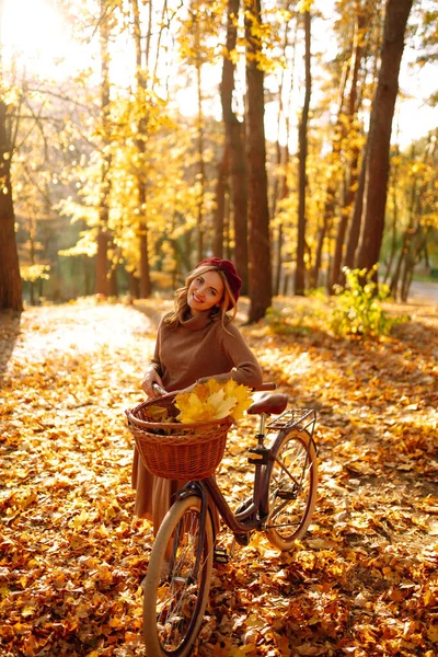 Mulher Outono Parque Outono Jovem Feliz Posando Com Bicicleta Floresta — Fotografia de Stock